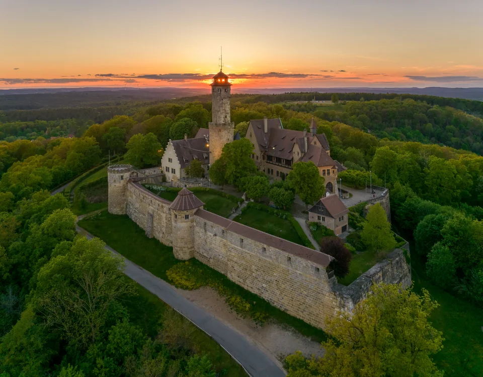 Altenburg im Abendlicht – Ein Blick über die Altenburg und das frische Grün am Burgberg.