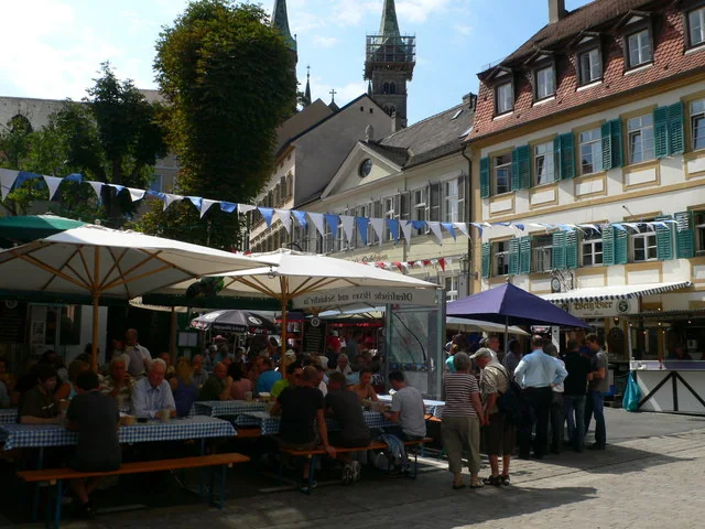 Sommer in den Gassen – Straßenszene mit Marktständen und historischen Fassaden in Bamberg.