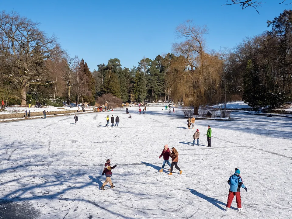 Ein Wintertag am Hainweiher – Historische Aufnahme von Schlittschuhläufern auf dem gefrorenen Hainweiher.