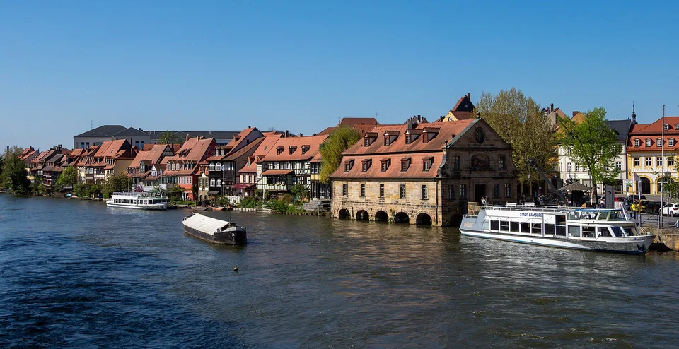 Frühling an der Regnitz – Klein Venedig und das Alte Schlachthaus unter blauem Aprilhimmel.