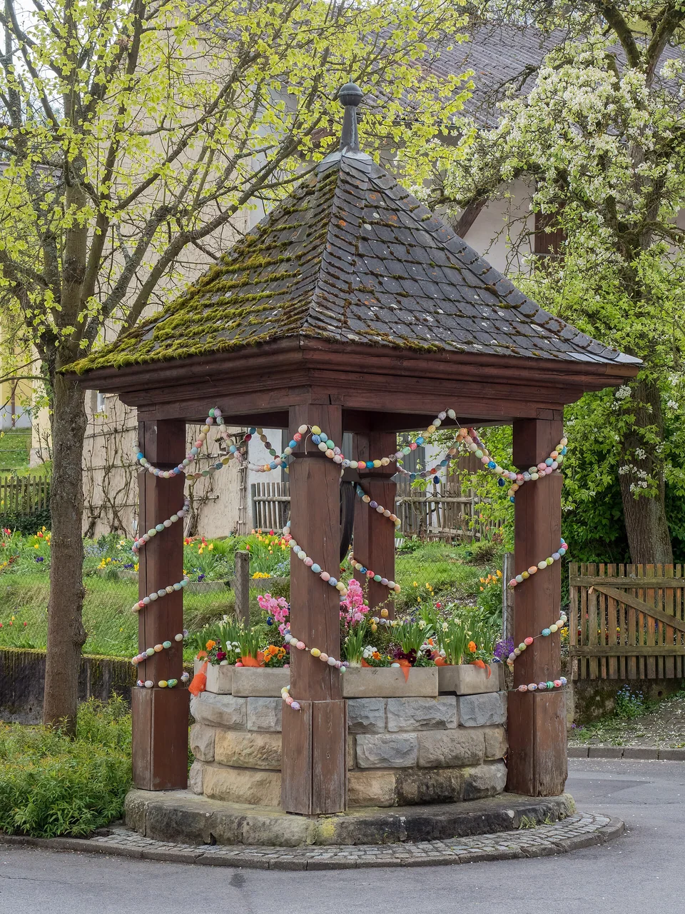 Osterbrunnen in Bug – Bunte Eier schmücken den überdachten Brunnen im Bamberger Stadtteil Bug.