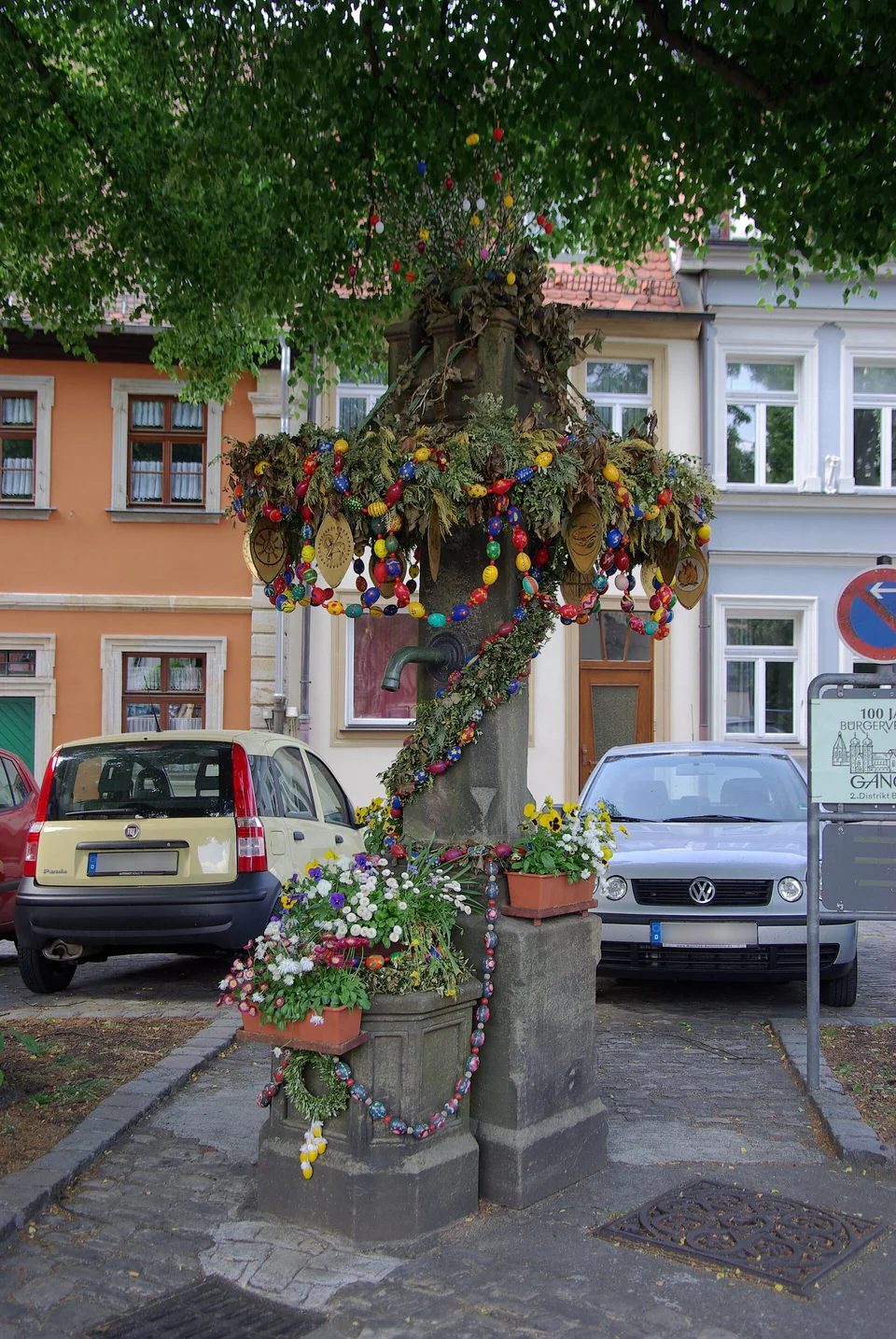 Osterschmuck bei Sankt Gangolf – Ein mit Eiern und Grün geschmückter Brunnen in der Bamberger Gärtnerstadt.