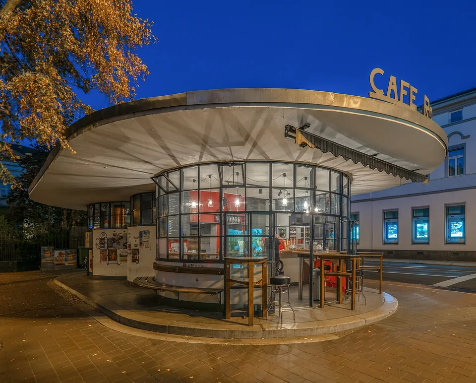 Septemberabend am Schönleinsplatz – Das beleuchtete Café Rondo in der ehemaligen Wartehalle zur blauen Stunde.