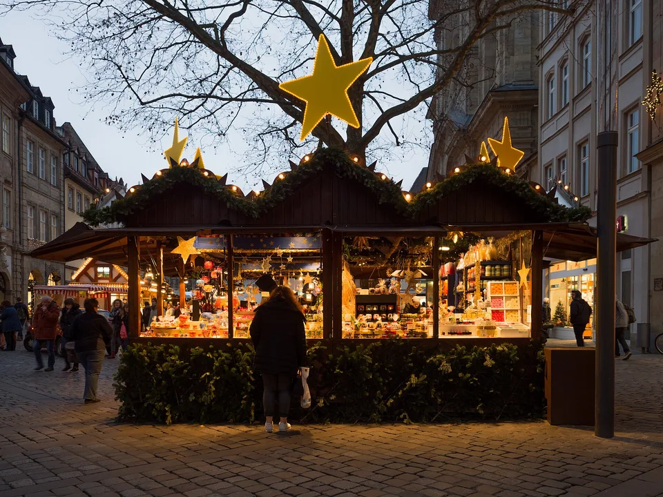 Sterne über der Altstadt – Ein geschmückter Marktstand unter leuchtenden Weihnachtssternen.