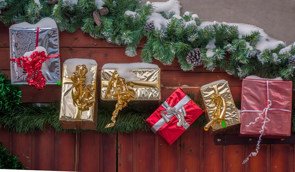 Vorfreude in kleinen Dingen – Geschenkdekoration und Tannengrün auf dem Bamberger Weihnachtsmarkt.