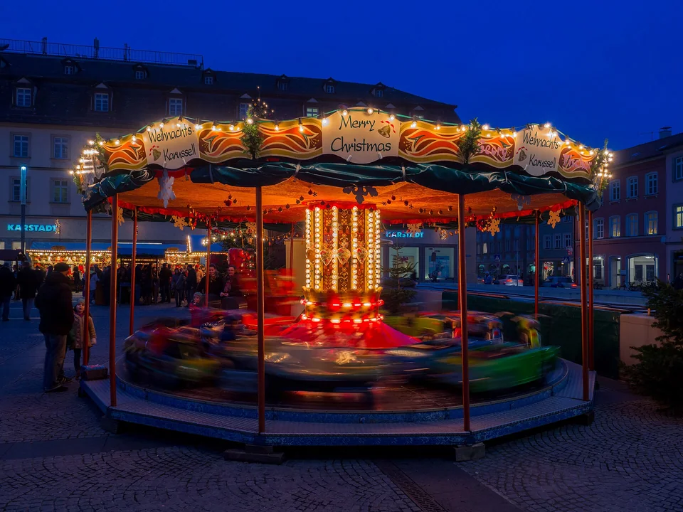Eine Runde Weihnachtszauber – Das beleuchtete Kinderkarussell auf dem Bamberger Weihnachtsmarkt.