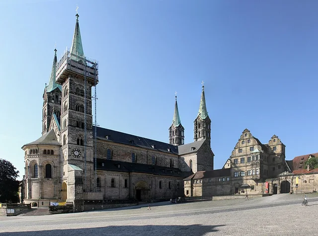 Bamberger Dom und Domplatz im Sonnenlicht.