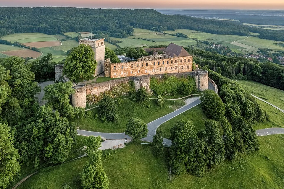 Luftaufnahme der Giechburg über dem Bamberger Land.