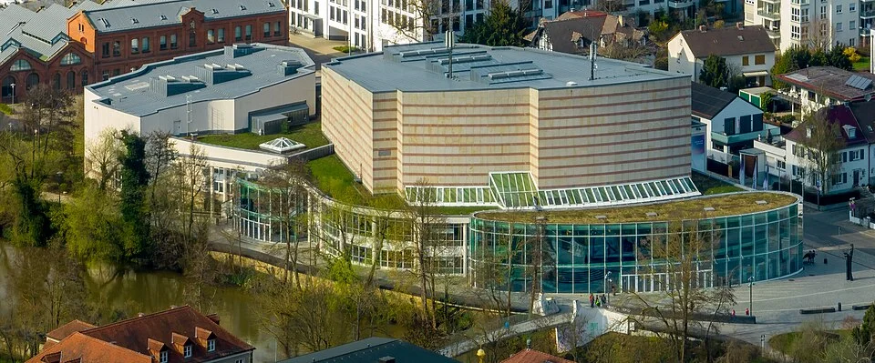 Luftaufnahme der Konzert- und Kongresshalle an der Regnitz.