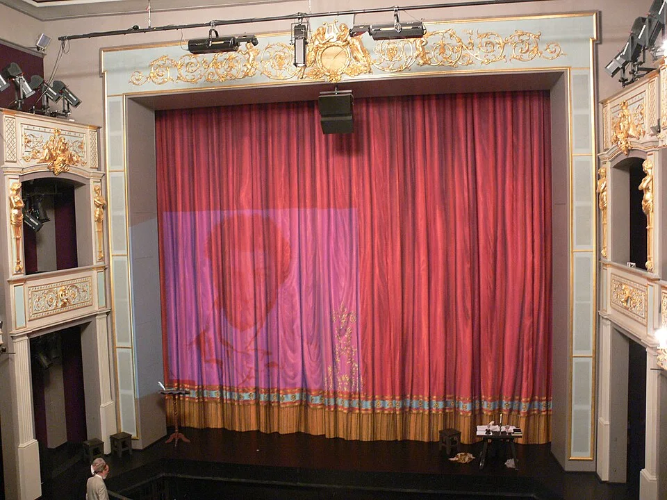 Blick auf Bühne und Zuschauerränge im E.T.A.-Hoffmann-Theater Bamberg.