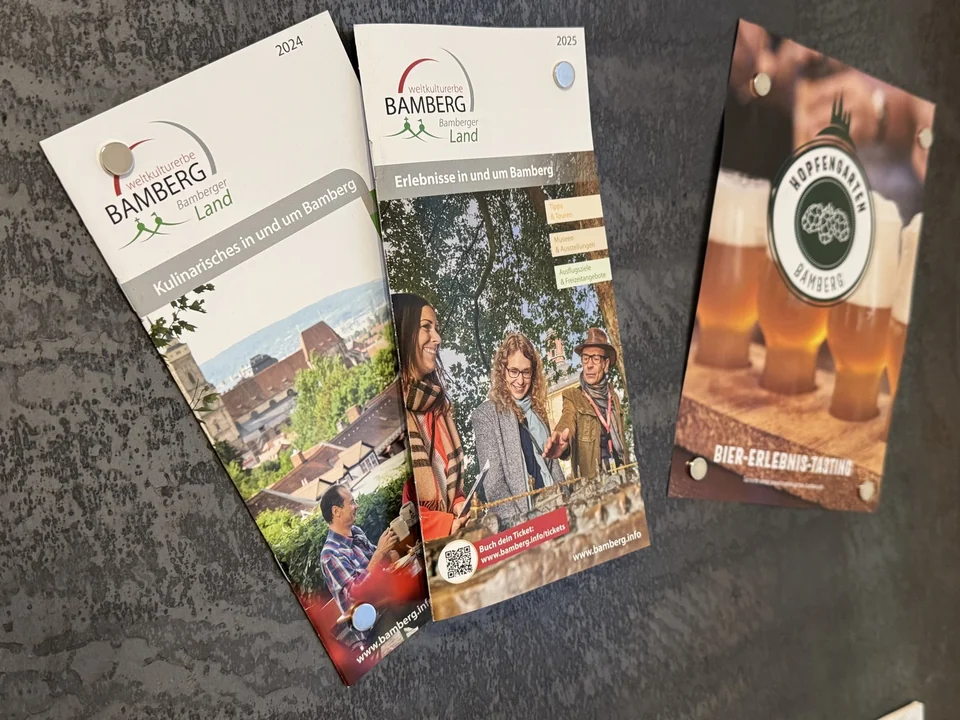 Broschüren zu Bamberg und dem Umland liegen als Inspiration für Ausflüge bereit. – Apartment Mittendrin.