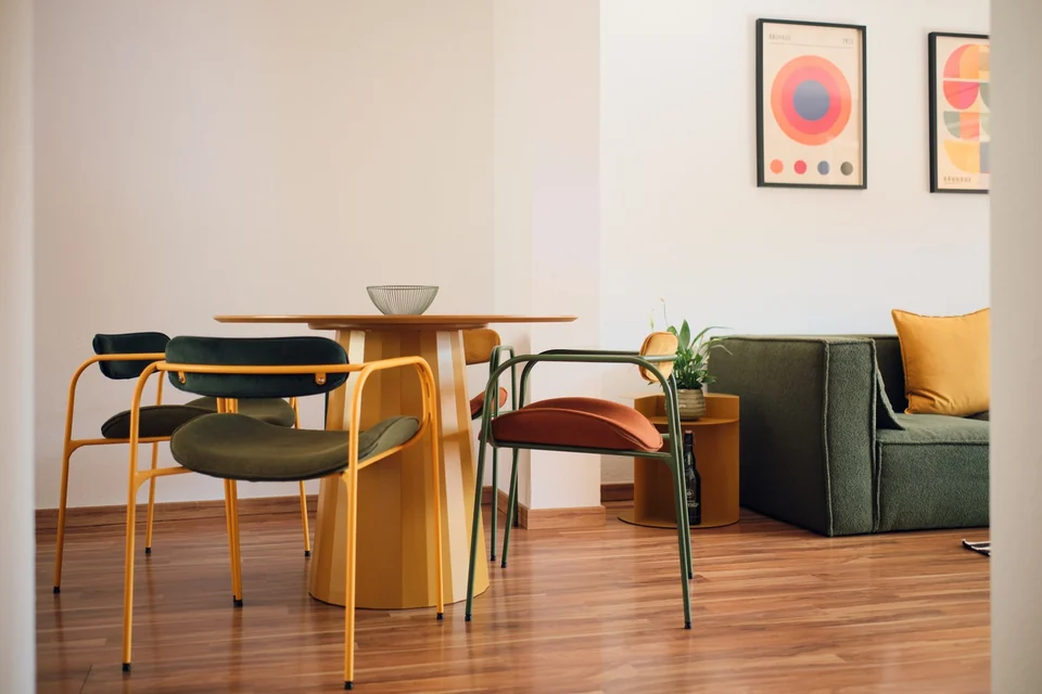 Der runde Esstisch und die Sofaecke liegen im gemeinsamen Wohnbereich. – Apartment Mittendrin.