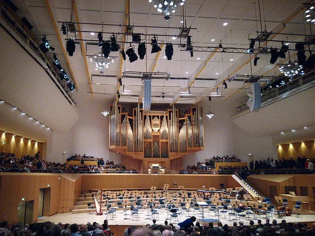 Blick auf Bühne, Orgel und Zuschauerplätze in der Bamberger Konzerthalle.
