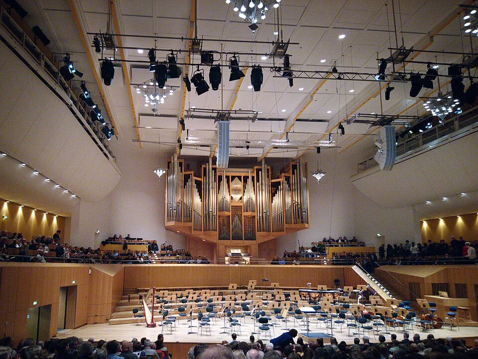 Blick auf Bühne, Orgel und Zuschauerplätze in der Bamberger Konzerthalle.
