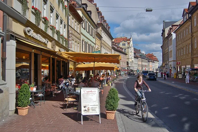 Straßenansicht der Langen Straße in Bamberg; Umgebungsfoto, keine Aufnahme des REWE-Markts.